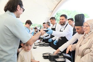 AİLE BAYRAMLAŞMASI PROGRAMINDA 20 BİN KİŞİYE 5 TON ETLİ PİLAV İKRAM EDİLDİ